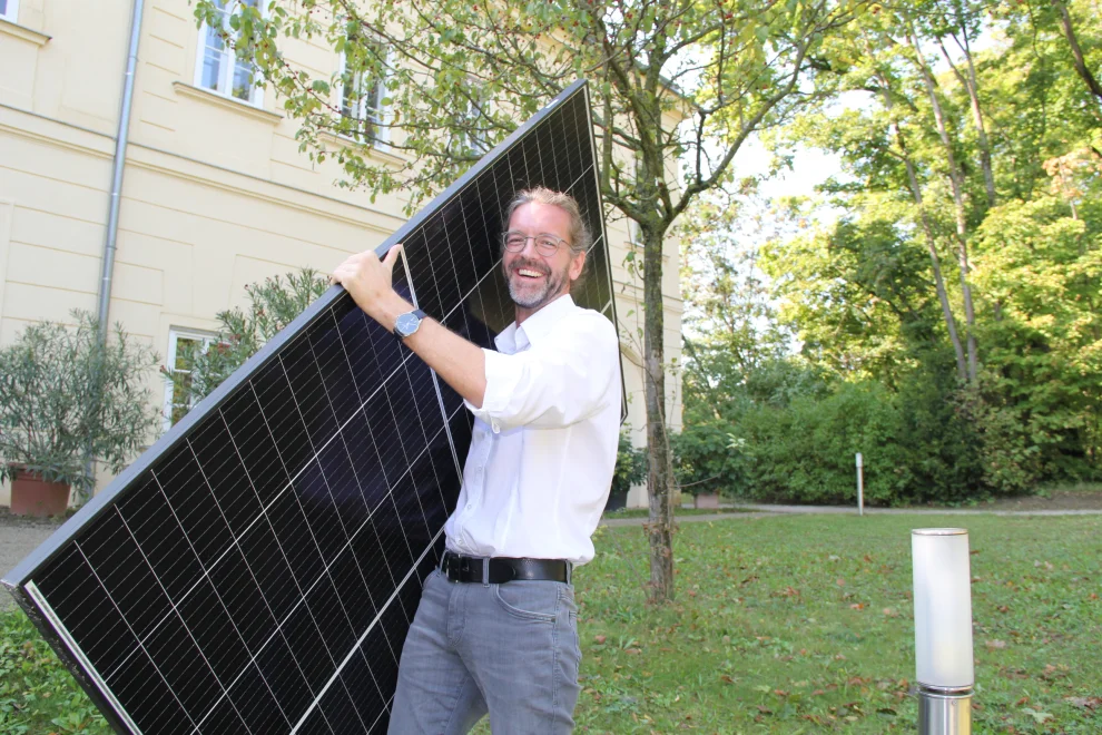 P. Schumacher mit einem Solarmodul